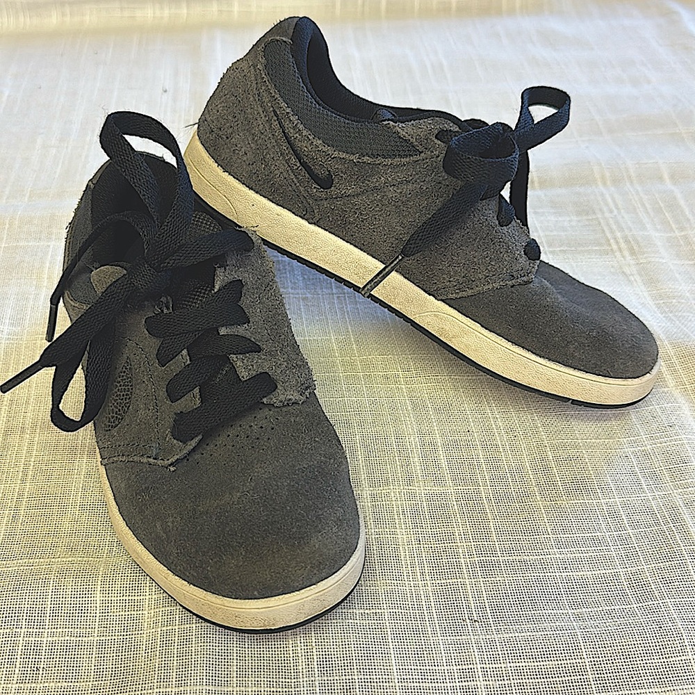 Nike size 13 grey leather skate board shoes